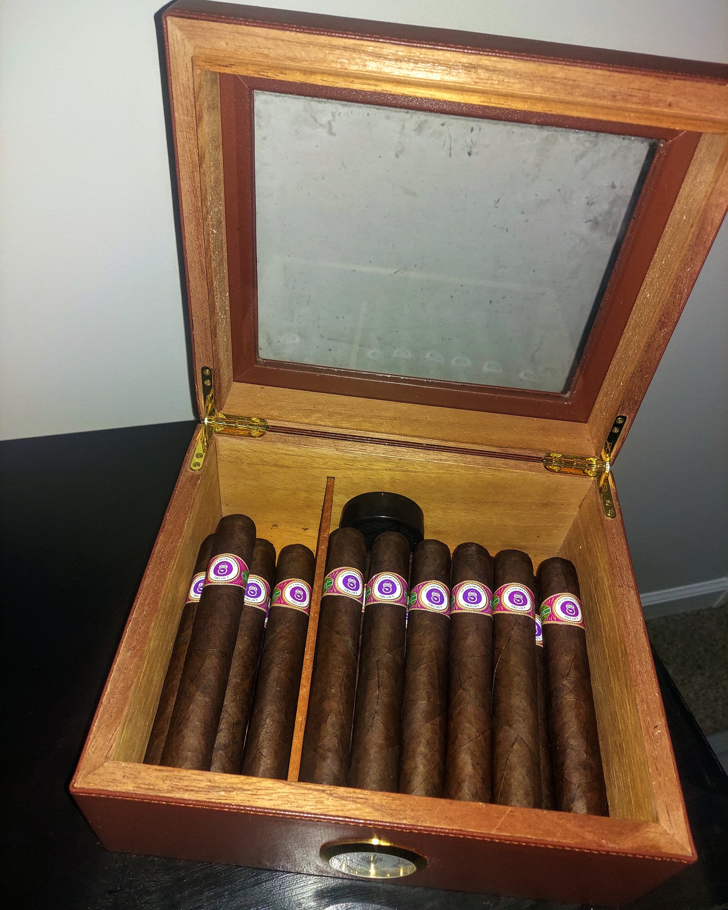 25 Premium Maduro Blend Cigars with Humidor