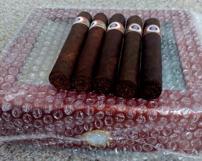 5 Premium Maduro Cigars + Humidor