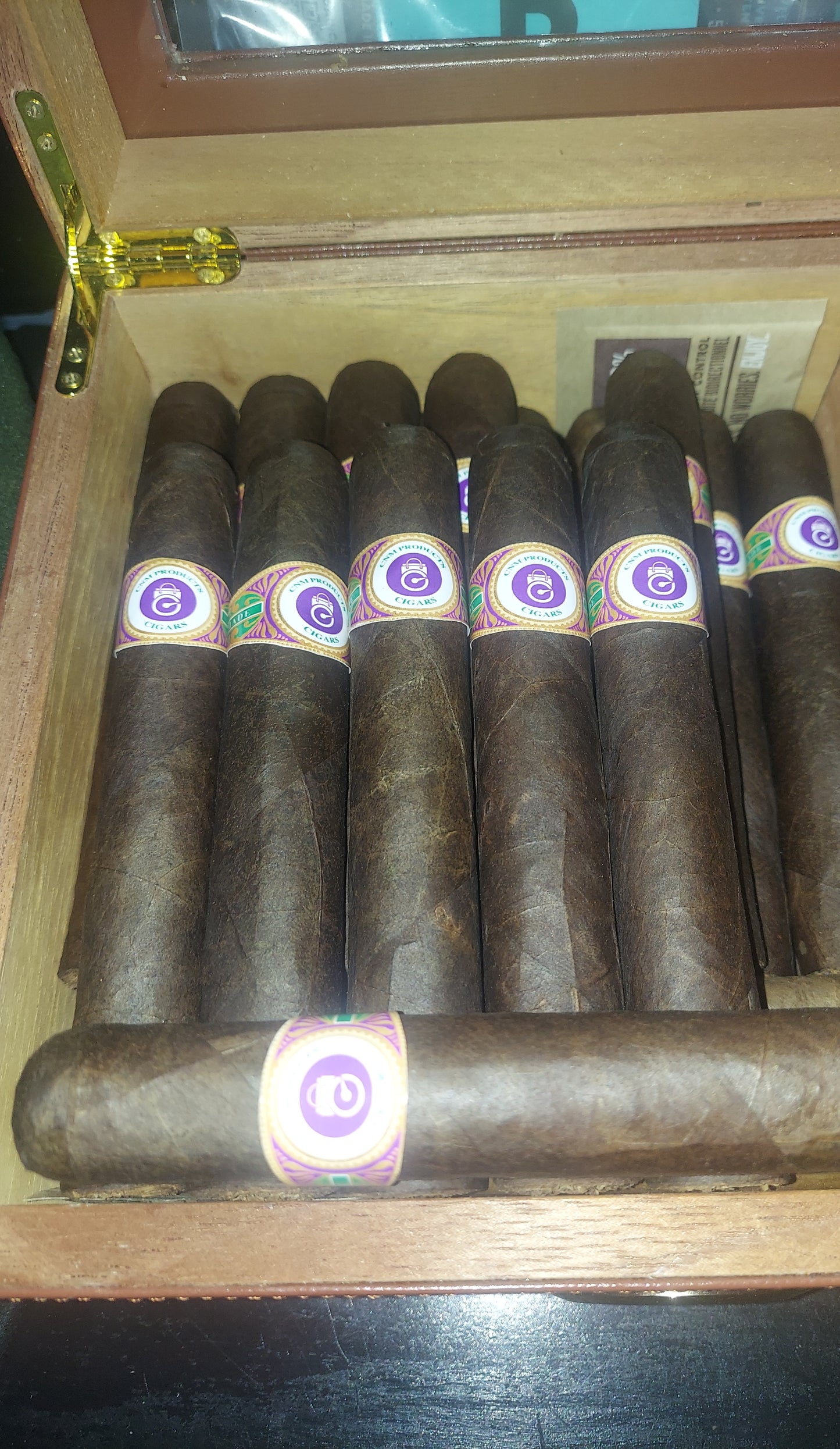 25 Maduro Cigars with humidor