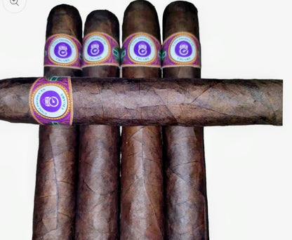 5 Premium Chocolate Flavored Cigars and Humidor