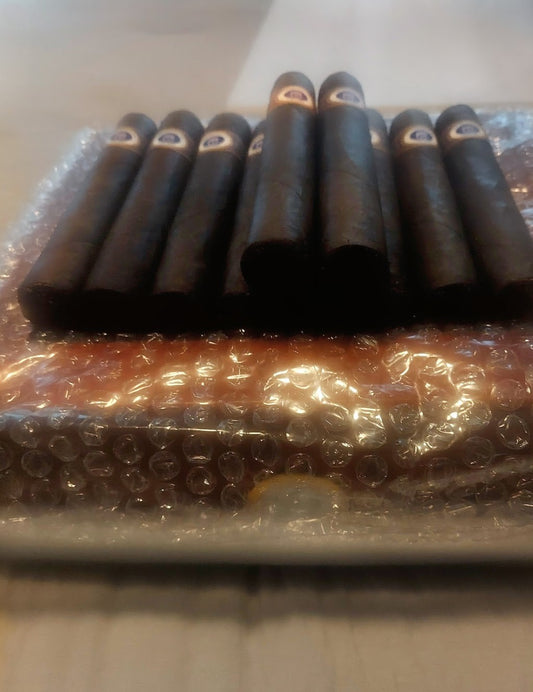 12 Maduro Cigars with Humidor and 4 Free Maduro Cigars