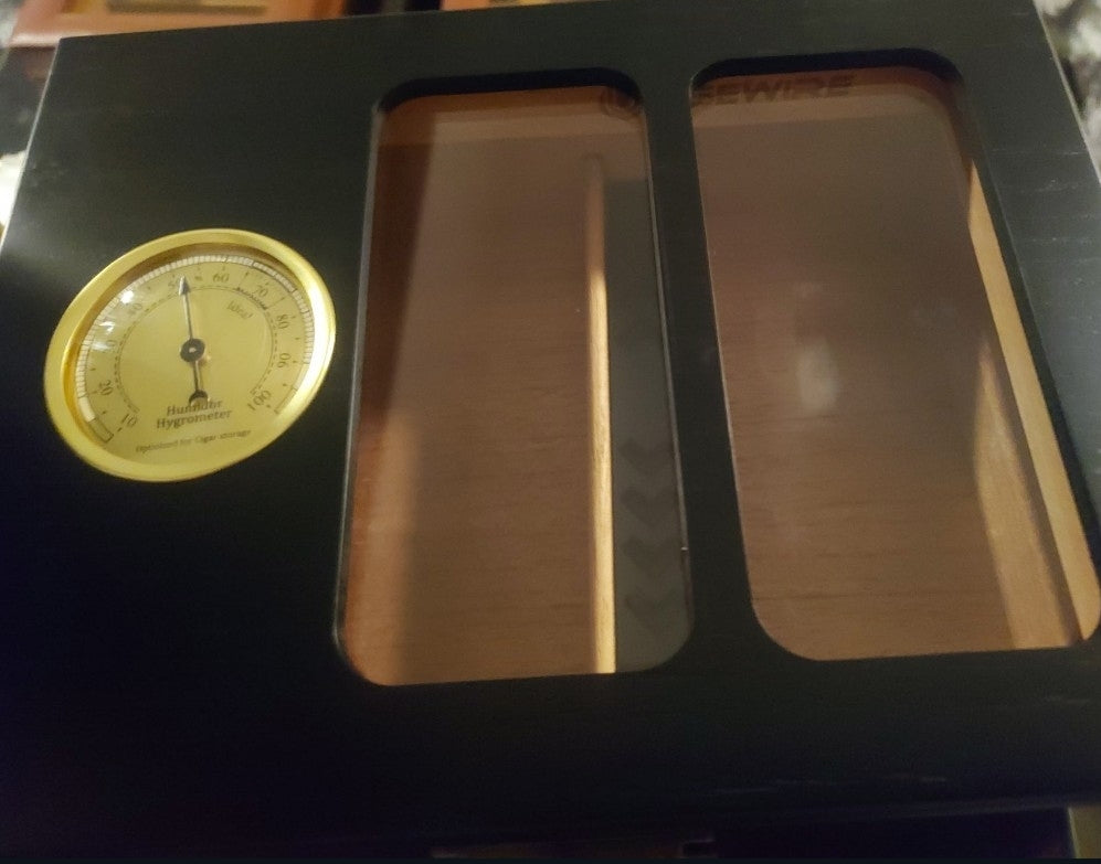 5 Premium Chocolate Flavored Cigars and Humidor