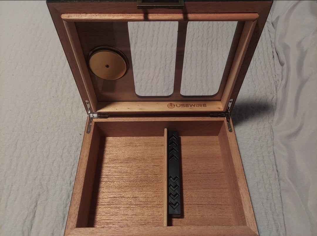 5 Premium Chocolate Flavored Cigars and Humidor